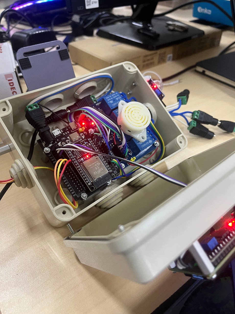 Prototipe perangkat monitoring berbasis ESP32