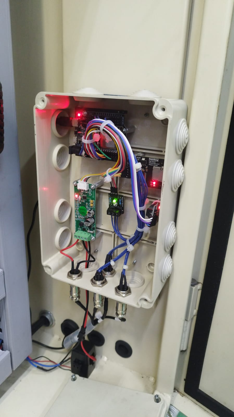 Modul monitoring yang terpasang pada panel mesin